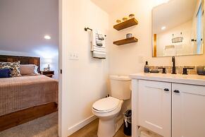 The Nuthatch Cabin 15 MIN to Magnolia Baylor