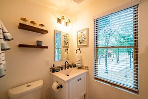 The Nuthatch Cabin 15 MIN to Magnolia Baylor