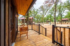 The Nuthatch Cabin 15 MIN to Magnolia Baylor