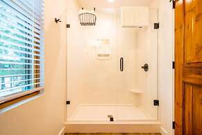 The Nuthatch Cabin 15 MIN to Magnolia Baylor