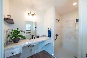 The Kingfisher Cabin 15min to Magnolia Baylor