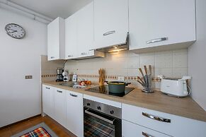 Alma - Near Lake in Sal