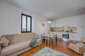 Alma - Near Lake in Sal