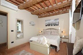 Alloro Grillo in Camaiore