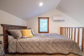 The Goldfinch Cabin 15 MIN to Magnolia Baylor