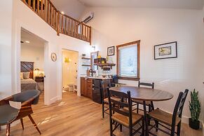 The Goldfinch Cabin 15 MIN to Magnolia Baylor