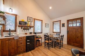 The Goldfinch Cabin 15 MIN to Magnolia Baylor