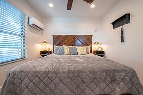 The Goldfinch Cabin 15 MIN to Magnolia Baylor