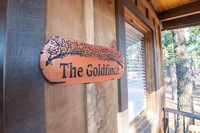 The Goldfinch Cabin 15 MIN to Magnolia Baylor