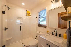 The Goldfinch Cabin 15 MIN to Magnolia Baylor