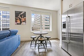 Exquisite Condo a Short Walk to F.Q.