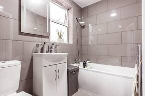 North Central London House/ Sleeps8/garden/wifi