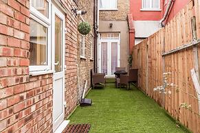 North Central London House/ Sleeps8/garden/wifi