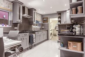 North Central London House/ Sleeps8/garden/wifi