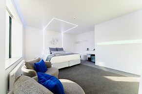 Quarters B2- Luxurious Studio