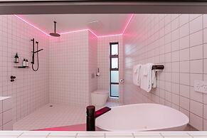 Quarters B2- Luxurious Studio