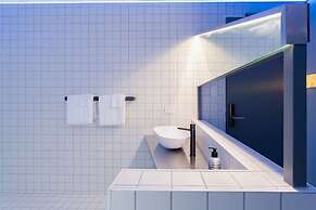 Quarters B2- Luxurious Studio