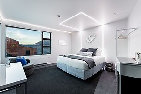 Quarters B2- Luxurious Studio