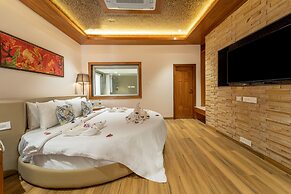 Shyama Sarovar Portico