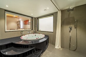 Shyama Sarovar Portico