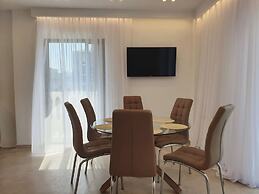 Eantos Studios and Suites