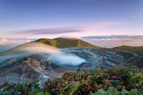 Poas Volcano Observatory Lodge & Glamping