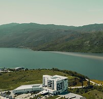 Lakeside Hotel