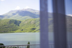 Lakeside Hotel