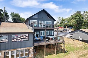Luxury Lakehouse