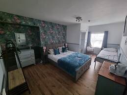 LilyRose Hotel