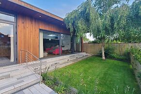 The Cedarwoods - Luxury Studio for 5!