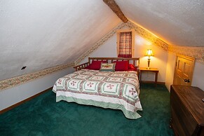 Our Wielgot Tradition 2 Bedroom Cabin by RedAwning