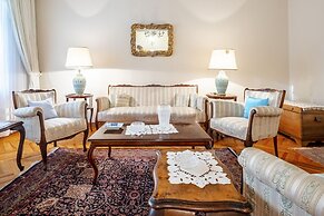 Chic Flat With Balcony Close to Caddebostan Shore