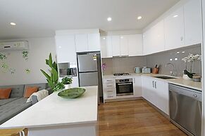 Preston Spacious 2-BRM Apt. Free-Parking