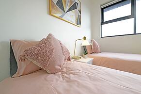 Preston Spacious 2-BRM Apt. Free-Parking