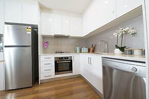 Preston Spacious 2-BRM Apt. Free-Parking