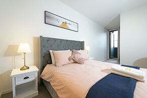 Preston Spacious 2-BRM Apt. Free-Parking