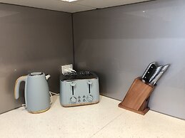 Preston Spacious 2-BRM Apt. Free-Parking