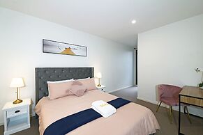 Preston Spacious 2-BRM Apt. Free-Parking