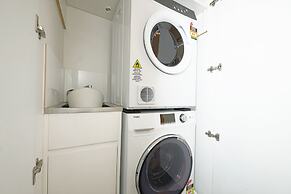 Preston Spacious 2-BRM Apt. Free-Parking