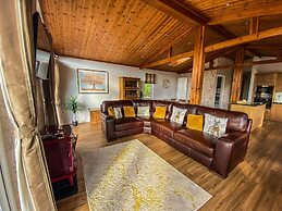 Immaculate 3-bedroom Private Lodge Near York