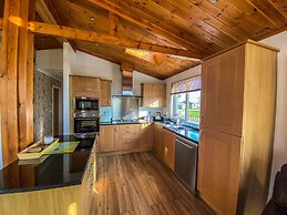 Immaculate 3-bedroom Private Lodge Near York