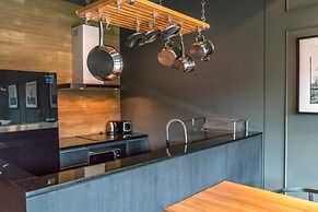 Luxury King Bed Apartment With Pool View and Sauna