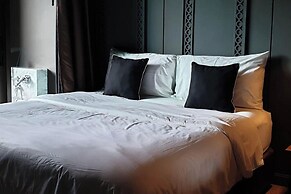 Luxury King Bed Apartment With Pool View and Sauna