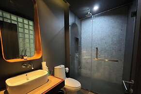 Luxury King Bed Apartment With Pool View and Sauna