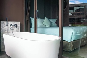 Luxury King Bed Apartment With Pool View and Sauna