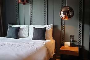 Luxury King Bed Apartment With Pool View and Sauna