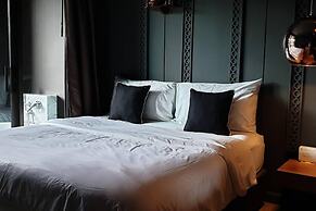 Luxury King Bed Apartment With Pool View and Sauna