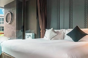 Luxury King Bed Apartment With Pool View and Sauna