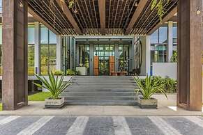 Luxury King Bed Apartment With Pool View and Sauna